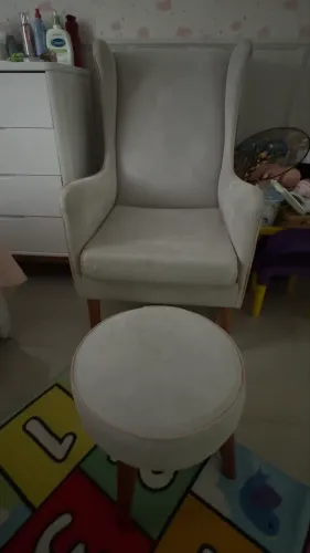 Poltrona de amamentação com puff