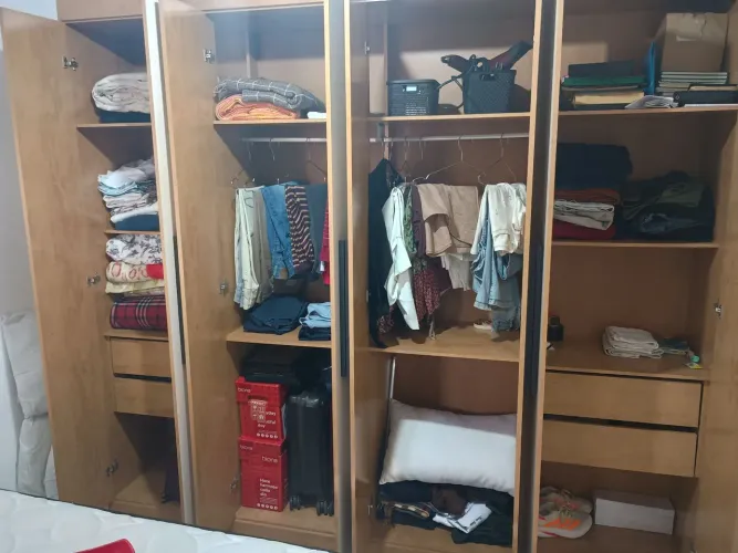 Guarda roupa semi novo.