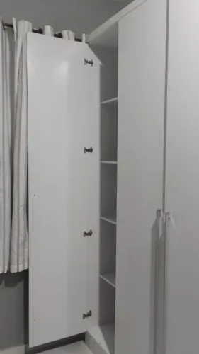 Guarda roupa 6 portas usado com algumas avarias..mas em bom estado ..não entrego