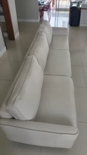 Sofá novíssimo, moderno e confortável