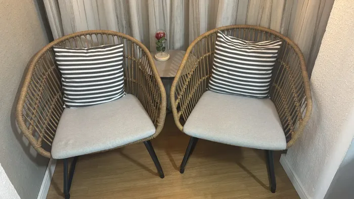 Conjunto de cadeiras e mesinha