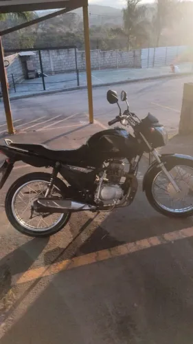 Moto toda revisada, documentação em dia, pneu traseiro novo e dianteiro meia vida