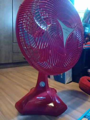 Ventilador vermelho, em ótimo estado brisa muito boa, para todos os cômodos da casa