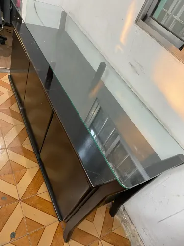 Rack de madeira com tampo de vidro