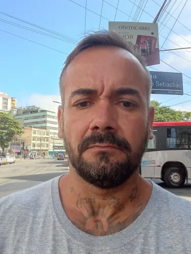 Faço limpeza de quintal e terrenos