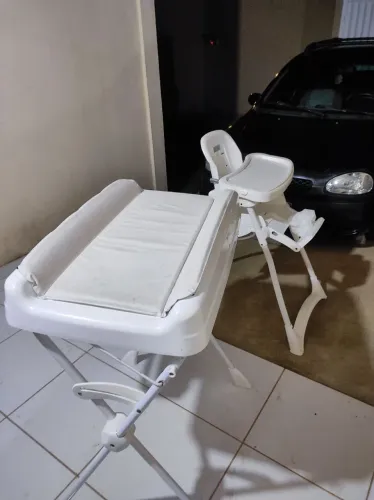 Cadeira de alimentação e banheira 
