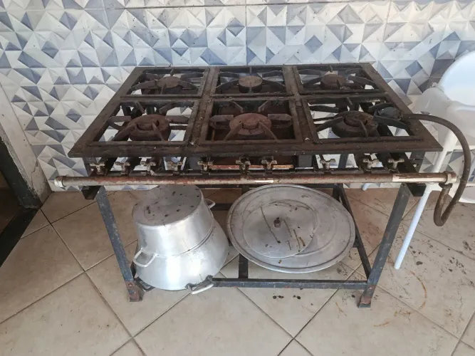 Vendo fogão industrial 6 bocas semi novo