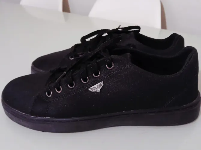 Vendo esse tenis Masculino num 37 novo cor preto