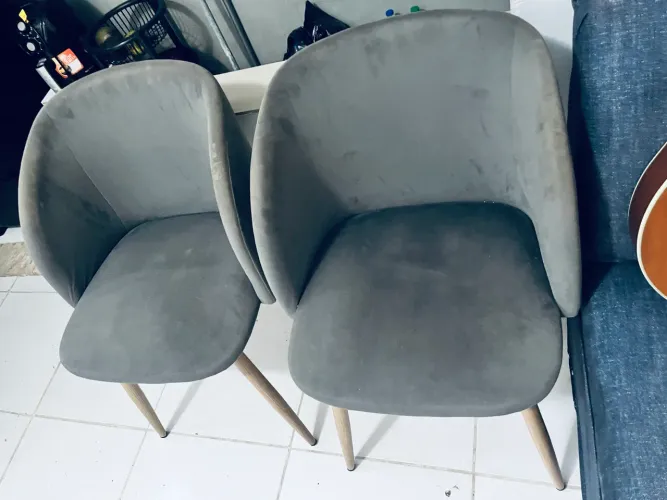 Cadeira estofada em veludo