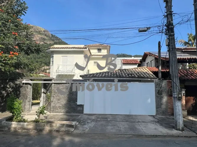Casa  263 m² - 3 salas, 5 quartos, 4 suítes à venda, em São Francisco, Niterói