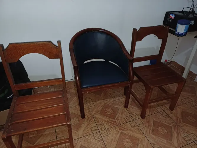 2 cadeiras de madeira e 1 poltrona média 