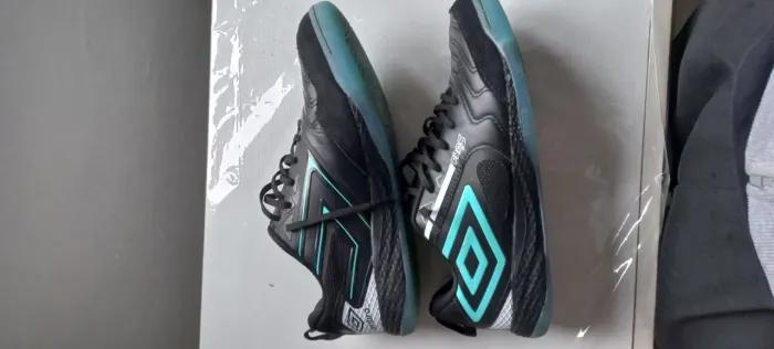 Chuteira umbro pro 5 parceria netshoes, tamanho 40, usada 1 mês, vem com a caixa original
