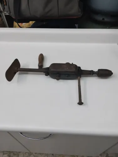 Furadeira manual antiga