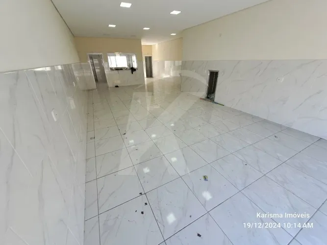 Salão comercial medindo 90 m² com 1 banheiro.