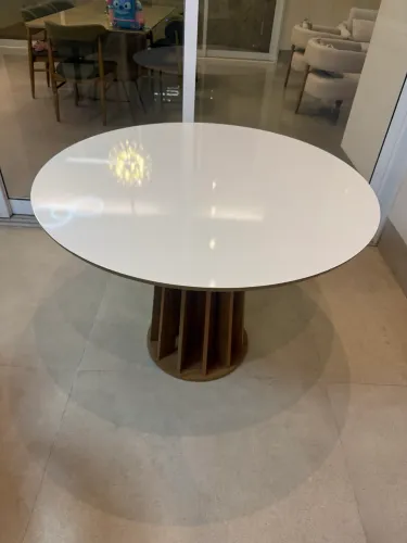 Mesa redonda ripada 105 cm MDF freijó e off white 
