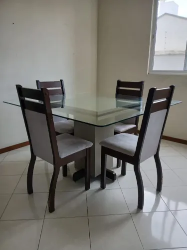 Linda mesa MDF com tampo de vidro e 4 cadeiras