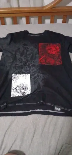 Camiseta Alternativa Preta e Vermelha
