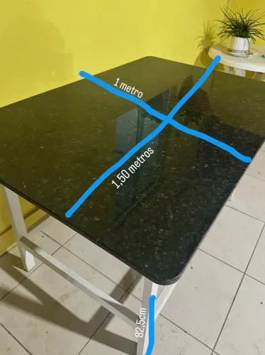 Mesa ampla e resistente, com tampo em granito estrutura metálica reforçada