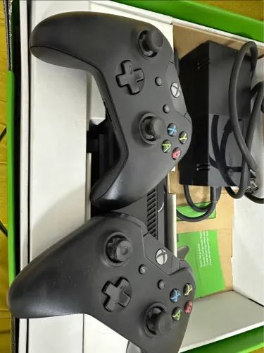 OPORTUNIDADE XBOX One Fast 1 TB, 2 controle, kinect 