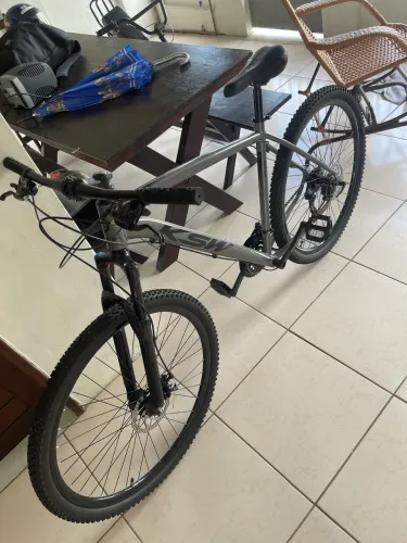 Bicicleta aro 29 KSW, quadro 21 e freio a disco.