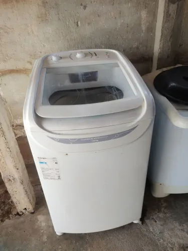 Máquina de lavar com defeito vendo para consertar