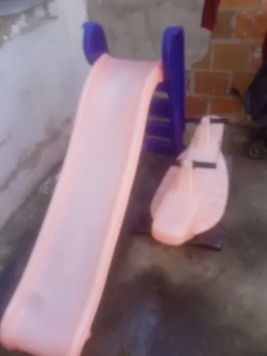 Vendo escorregador e cavalinho infantil