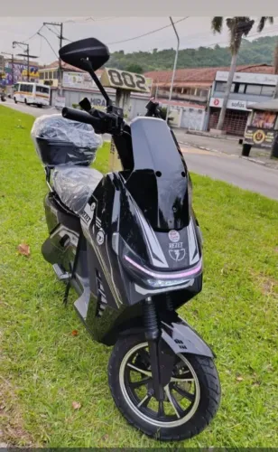 Scooter elétrica Rezet 2026