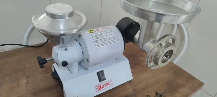 Moedor de Carne e Café Botini