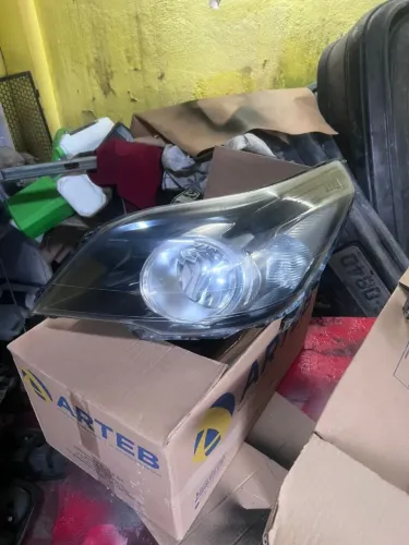 Vendo par de farol da Montana e o agile