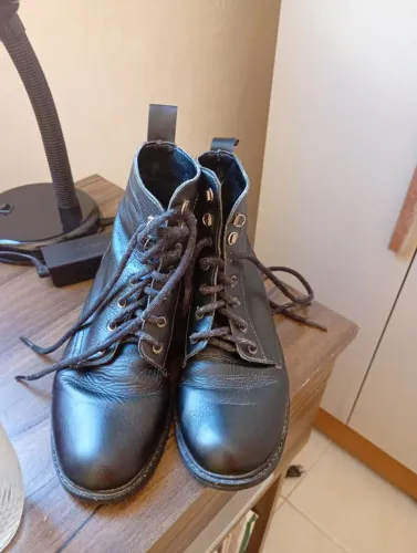 Bota ? de couro toda costurada