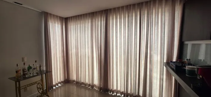 Cortina de linho com trilho suíço