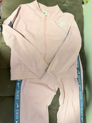 Agasalho Nike infantil tamanho g equivale 12 a 16 anos sendo como um p de adulto