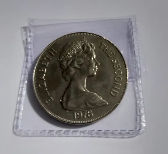 MOEDA DE 1 CROWN (COROA), COMEMORATIVA DO JUBILEU DE PRATA DA RAINHA ELIZABETH II.  