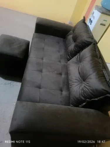 Sofá 3 lugares com puff de centro