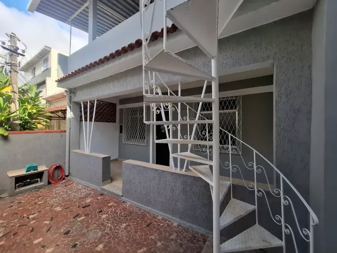 Casa de Vila Estrada Intendente Magalhães 5 minutos da Praça do Valqueire!!!
