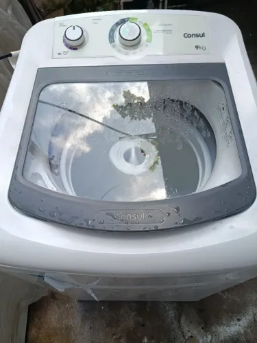 Máquina de lavar linda. Silenciosa com garantia