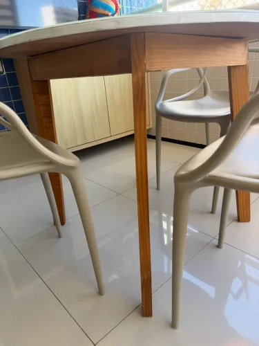 Mesa e cadeiras