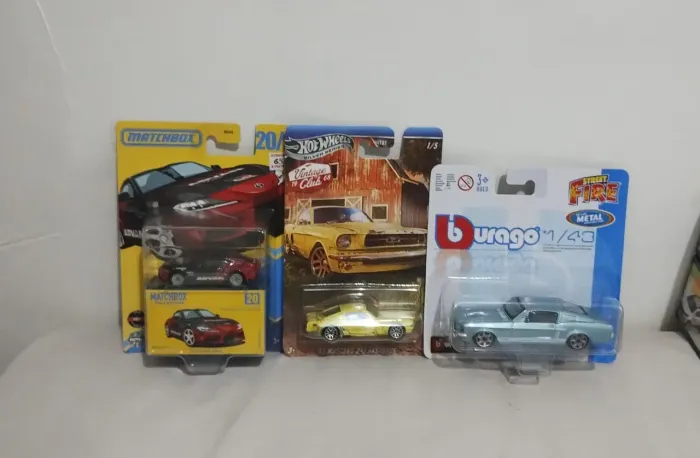 Bburago, hot wheels e matchbox 65 reais cada
