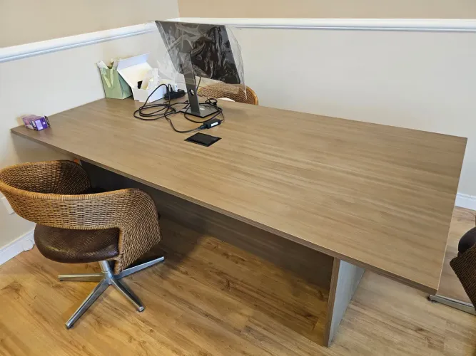 Mesa de reunião muito nova