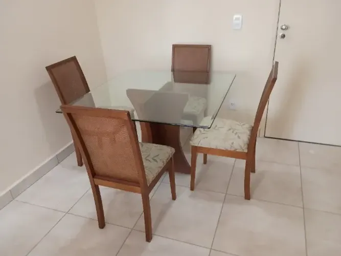 Mesa de Jantar com Tampo de Vidro 1,10 x 1,10 + 4 Cadeiras