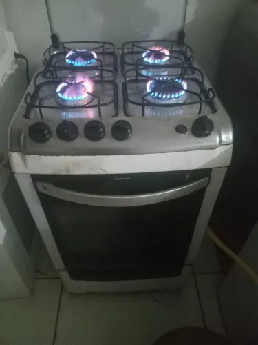 Fogão 4 bocas em ótimo estado o forno esta sem o vidro de dentro por isso o valor baixo