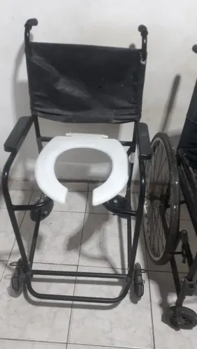 Cadeira de roda e cadeira higiênica