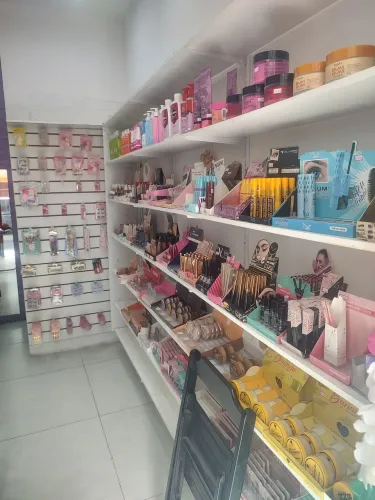 Passo ponto desta loja toda montada pronta pra trabalhar ou vendo toda a mercadoria