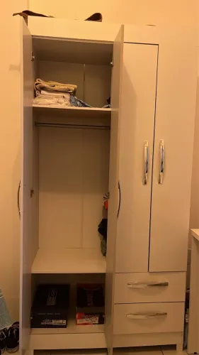 Guarda-roupas com 4 portas e duas gavetas