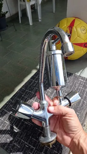 Torneira de sobrepor com filtro Toda em metal.