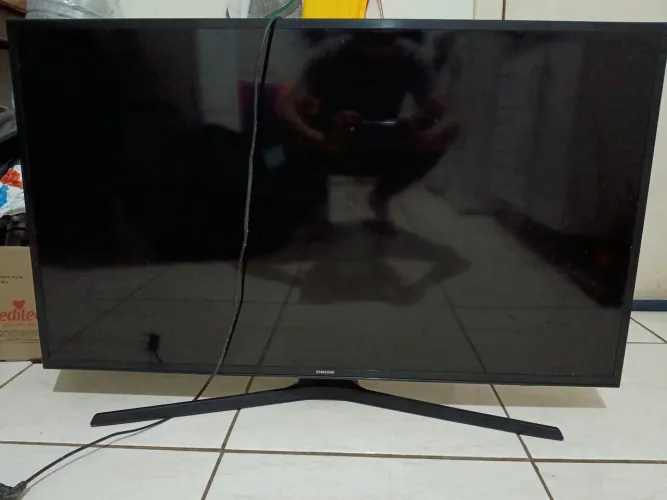 Vendo smart TV Samsung 4k 44 polegadas. Obs.: display com defeito. É necessário consertar.