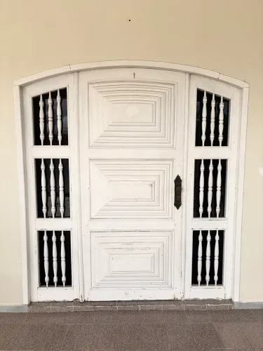 Porta de madeira 2,05 m largura x 2,24m altura
