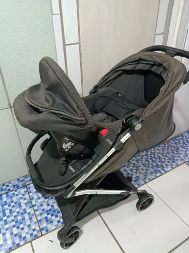 Carrinho com bebê conforto