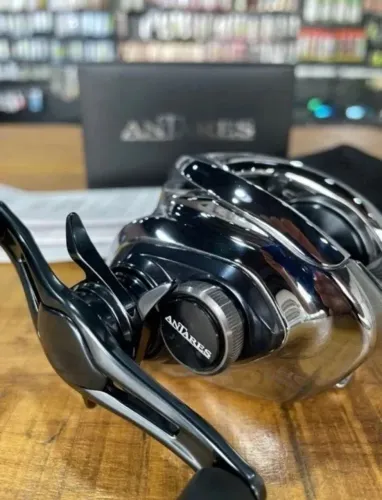 Carretilha Shimano ANTARES 2019 MGL HG (esquerdo) cor prateado lado esquerdo da manivela