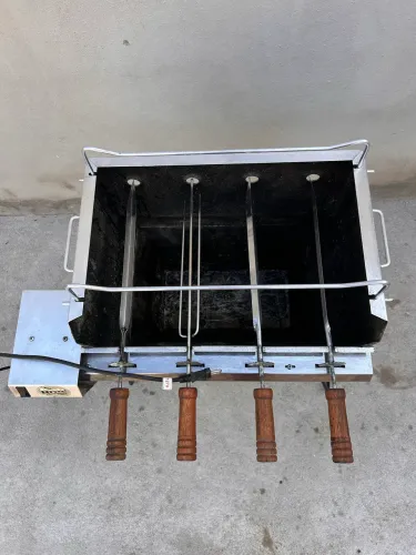 Churrasqueira Metal Grill quatro espetos de alumínio